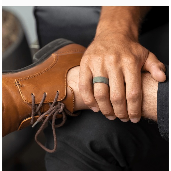 NWT Enso Infinity Silicone Ring in Pine - Picture 2 of 5